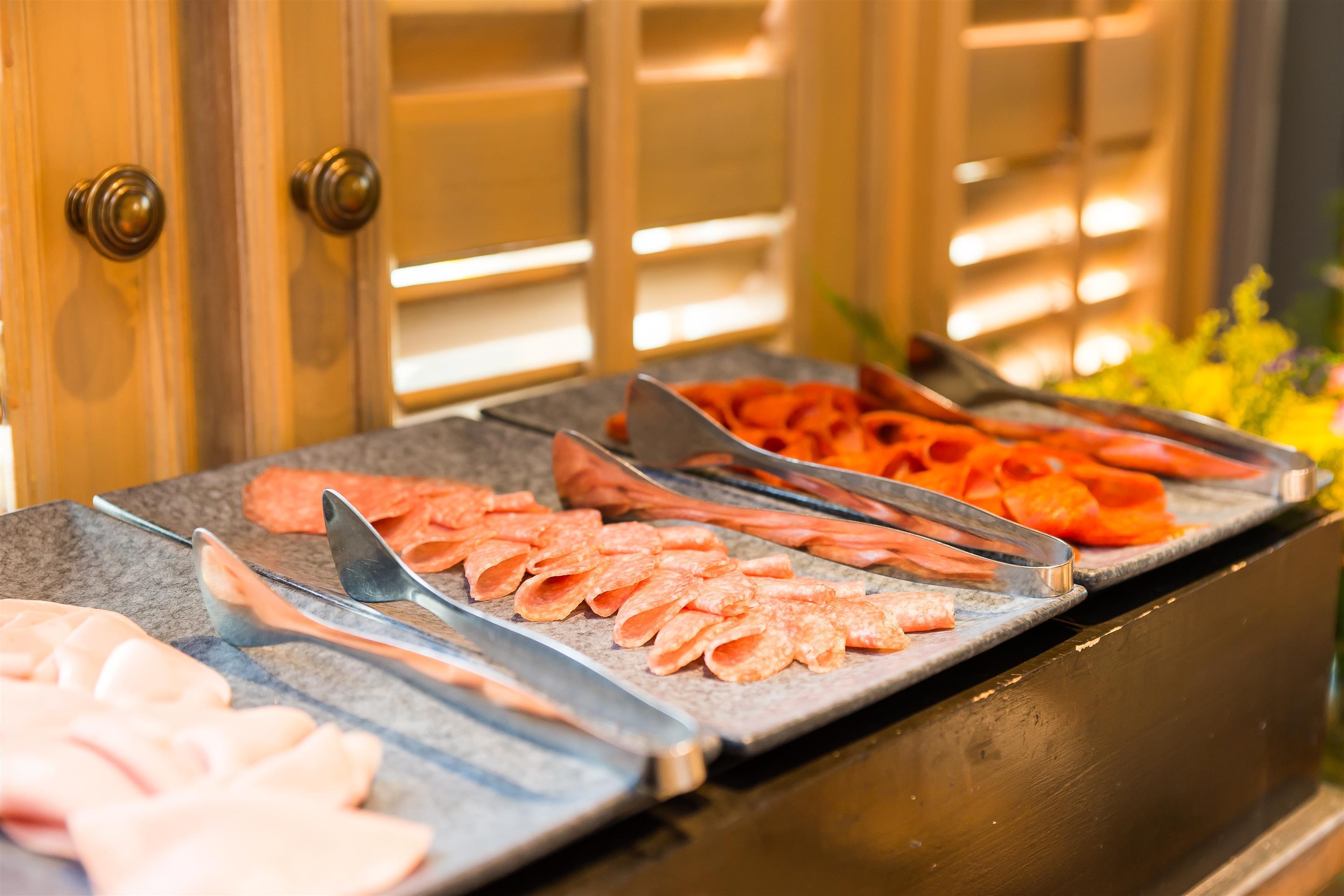 アカラ ホテル バンコク都 エクステリア 写真 A buffet of cold cuts