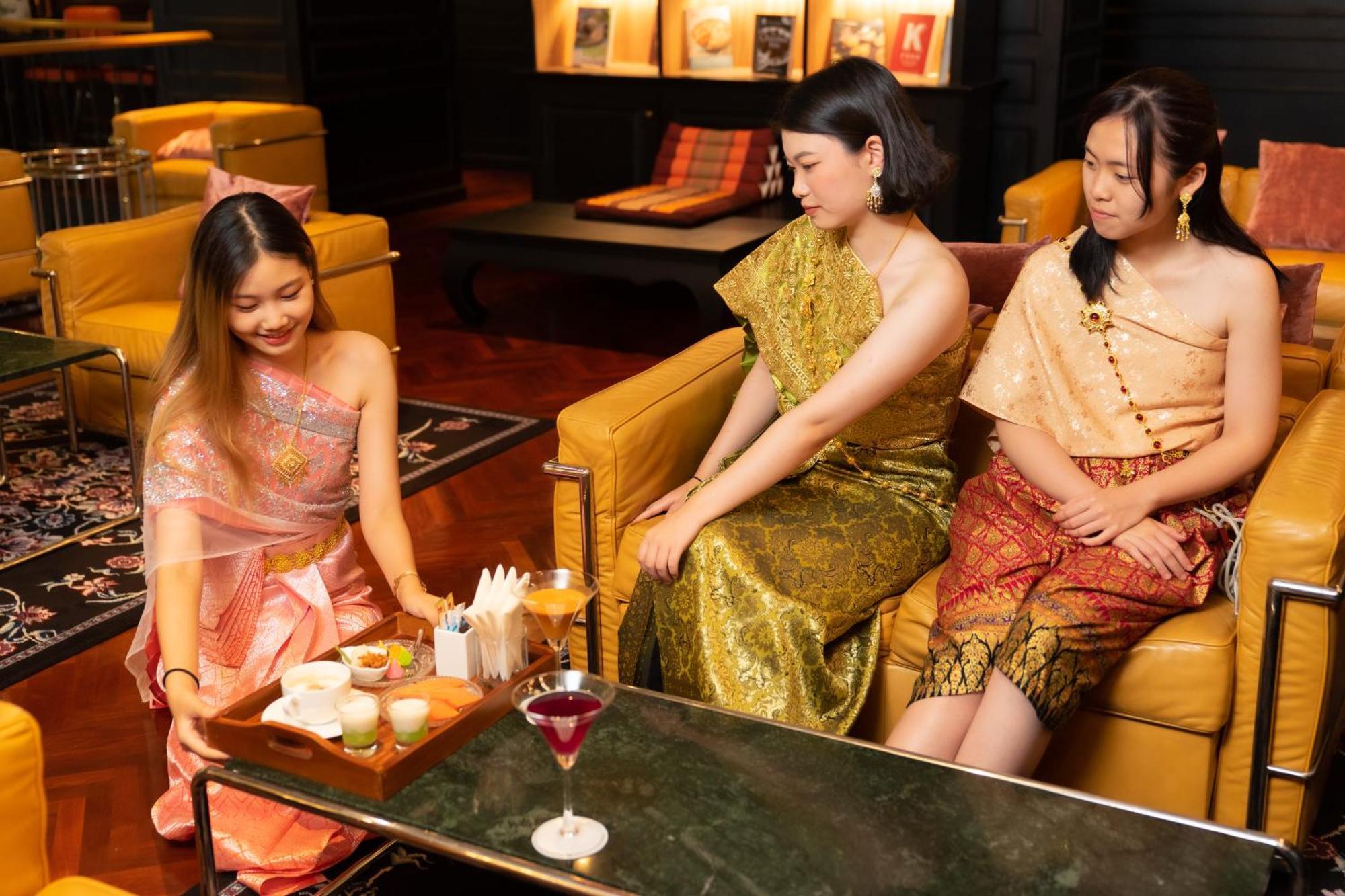 アカラ ホテル バンコク都 エクステリア 写真 Thai women in traditional dress