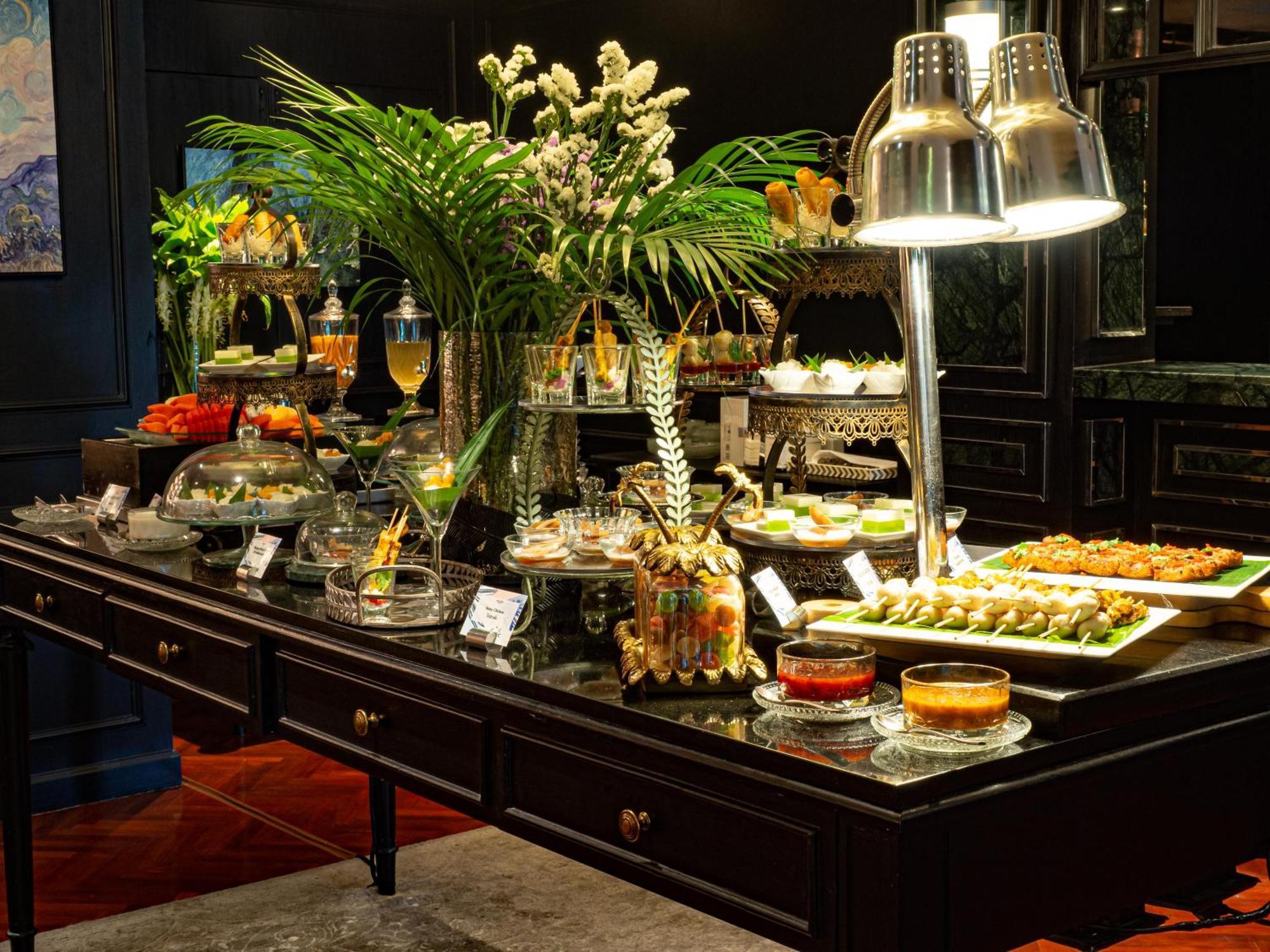 アカラ ホテル バンコク都 エクステリア 写真 A buffet at a restaurant