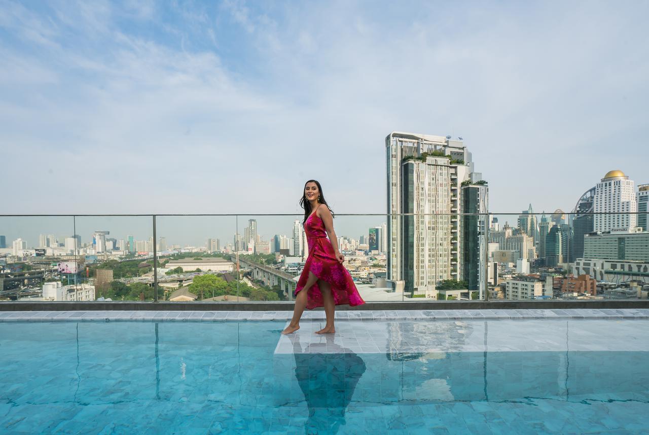 アカラ ホテル バンコク都 エクステリア 写真 The rooftop pool at the hotel