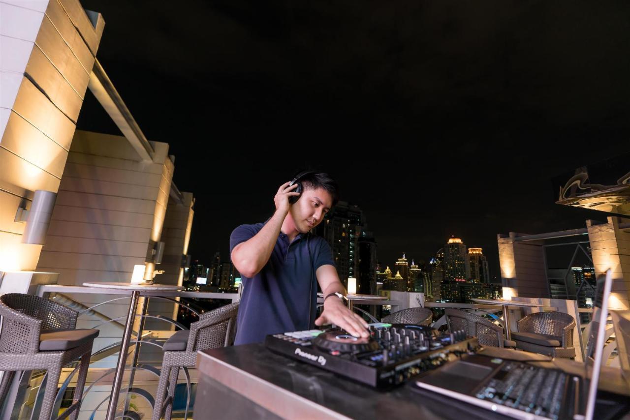 アカラ ホテル バンコク都 エクステリア 写真 DJ at the bar