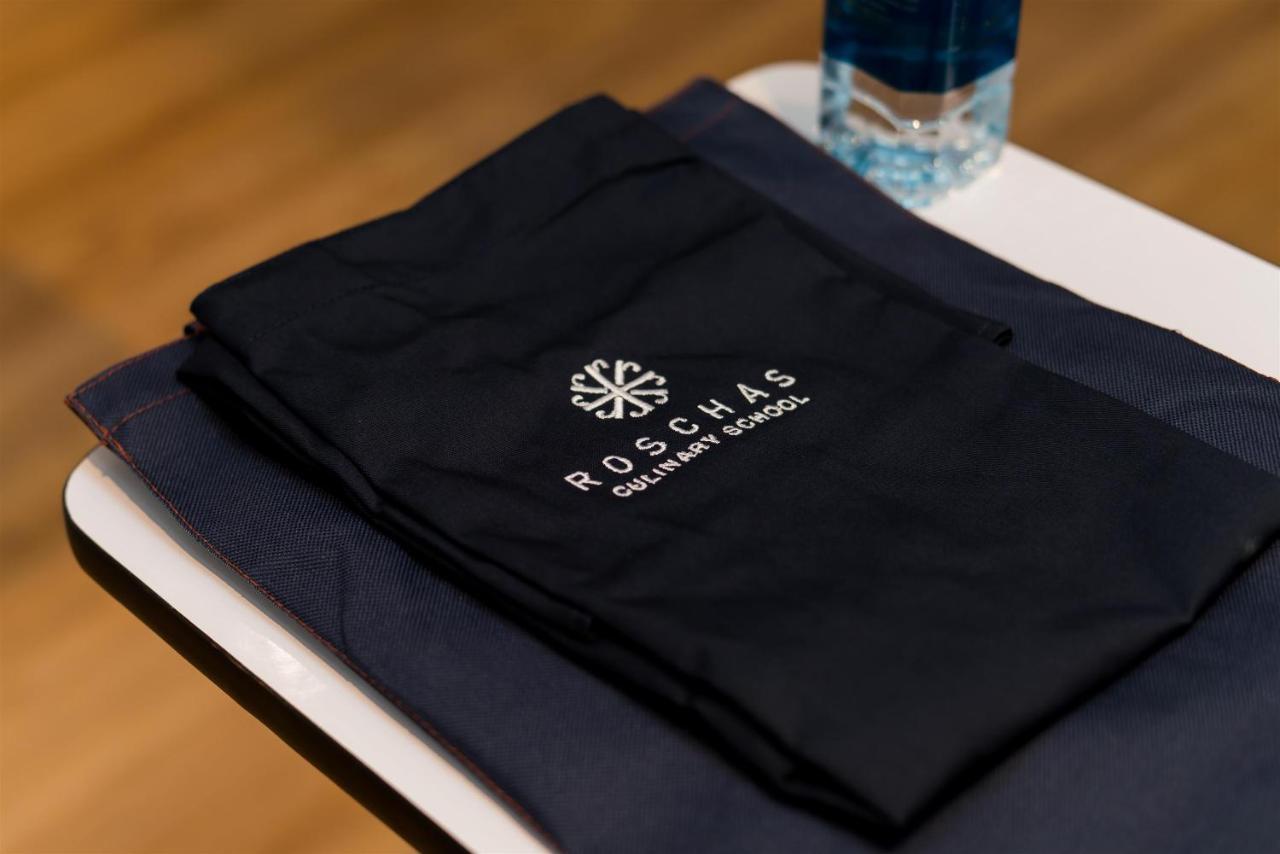 アカラ ホテル バンコク都 エクステリア 写真 A folded, embroidered napkin